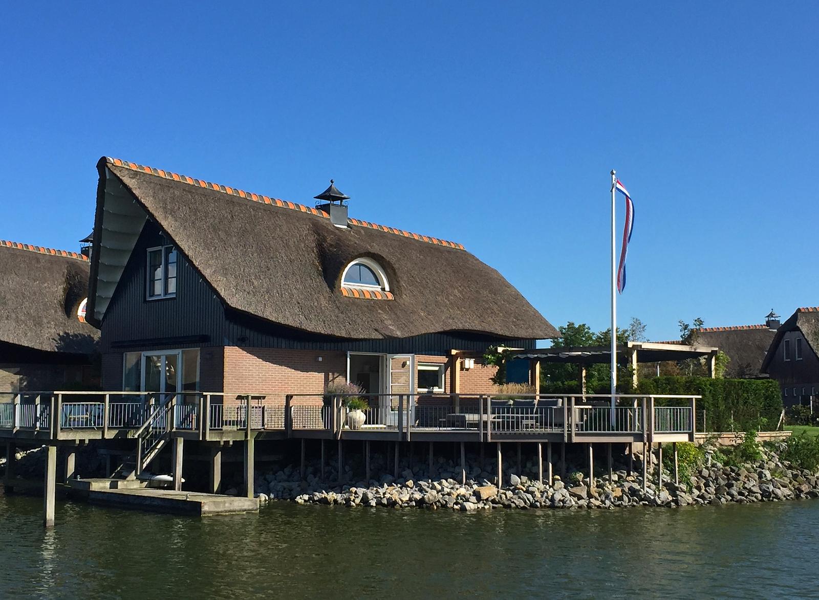 Bestrating recreatiewoning in Friesland